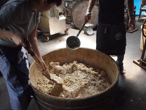 混ぜるスタッフ