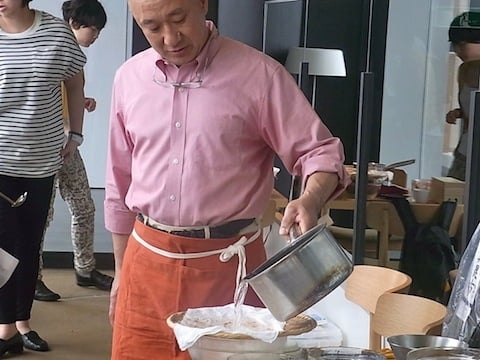 出汁とり実践泰三さん.JPG