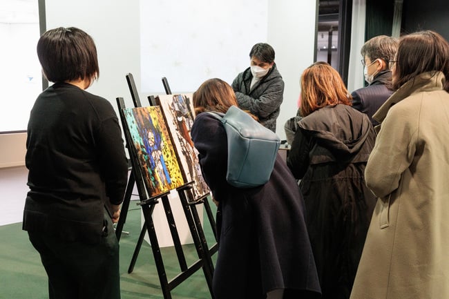 作品を観る来場者.jpg